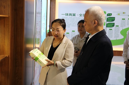 自治区党委副书记杨伟东考察 内蒙古开云手机站登录入口集团银粮面业有限责任公司