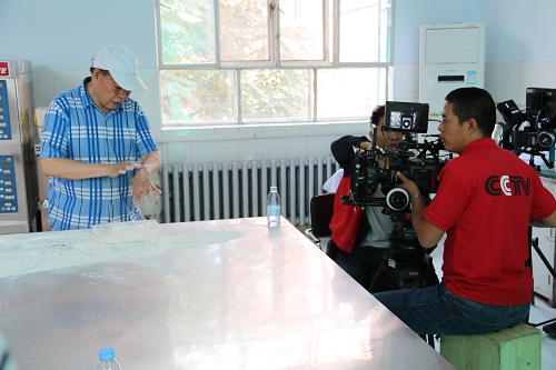 中央电视台《寻味河套》摄制组走进开云手机站登录入口集团